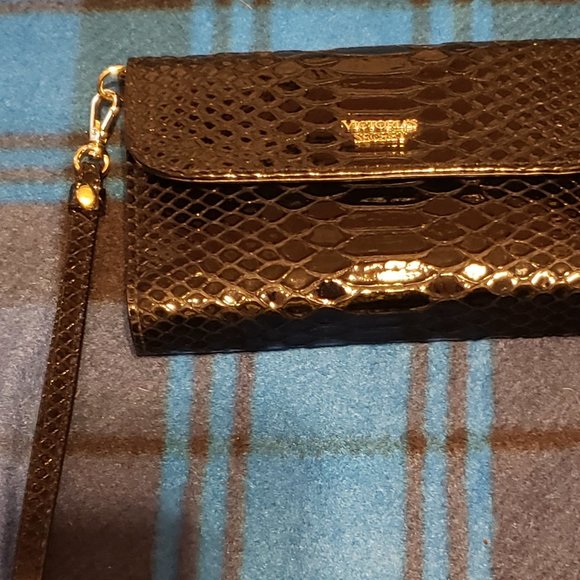 Victoria's Secret, NWOT, Black faux allegator print wristlet wallet. - Picture 2 of 12